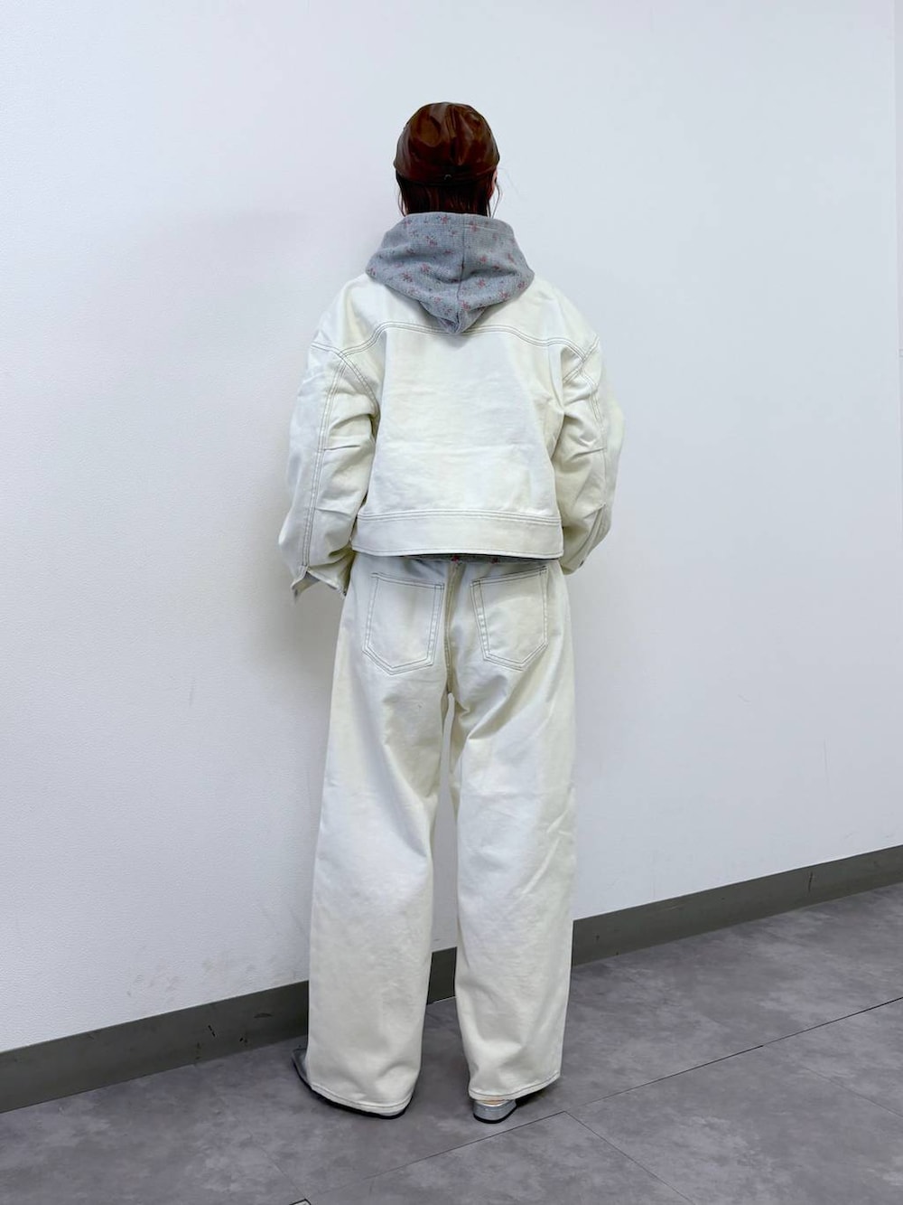 シルバー系のパンプス、ホワイト系のデニムジャケット、ホワイト系のデニムパンツを着用したレディースの冬コーディネートの3枚目の写真