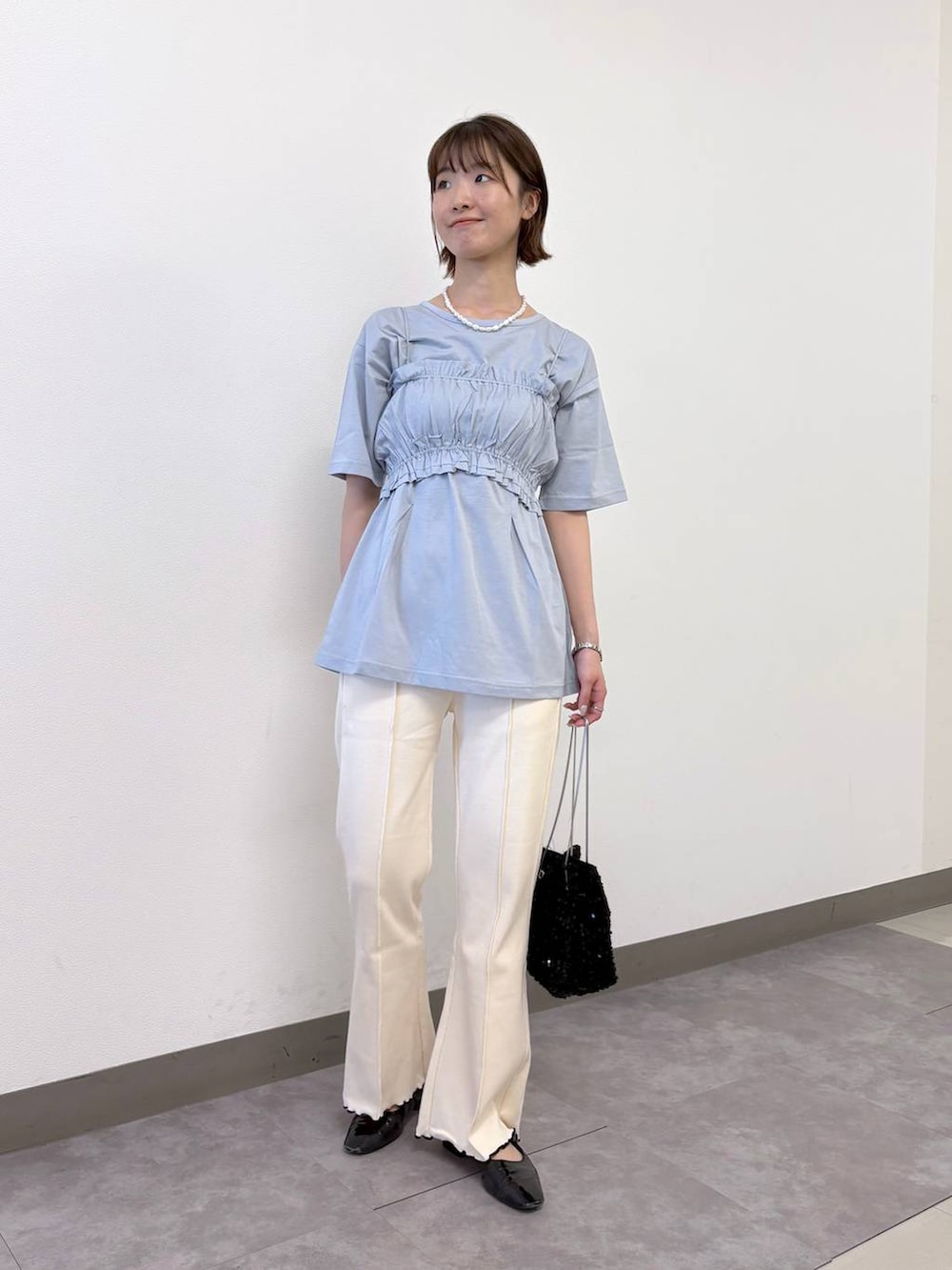 ブルー系のTシャツ/カットソー、ホワイト系のスウェットパンツ、ブラック系のハンドバッグを着用したレディースの夏コーディネートの4枚目の写真