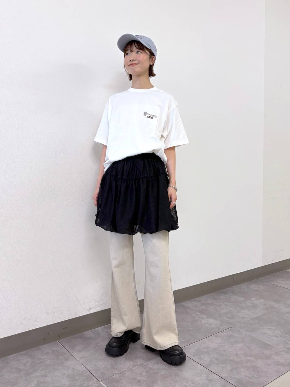 その他のローファー、ホワイト系のデニムパンツ、ブラック系のスカートを着用したレディースの夏コーディネートの6枚目の写真