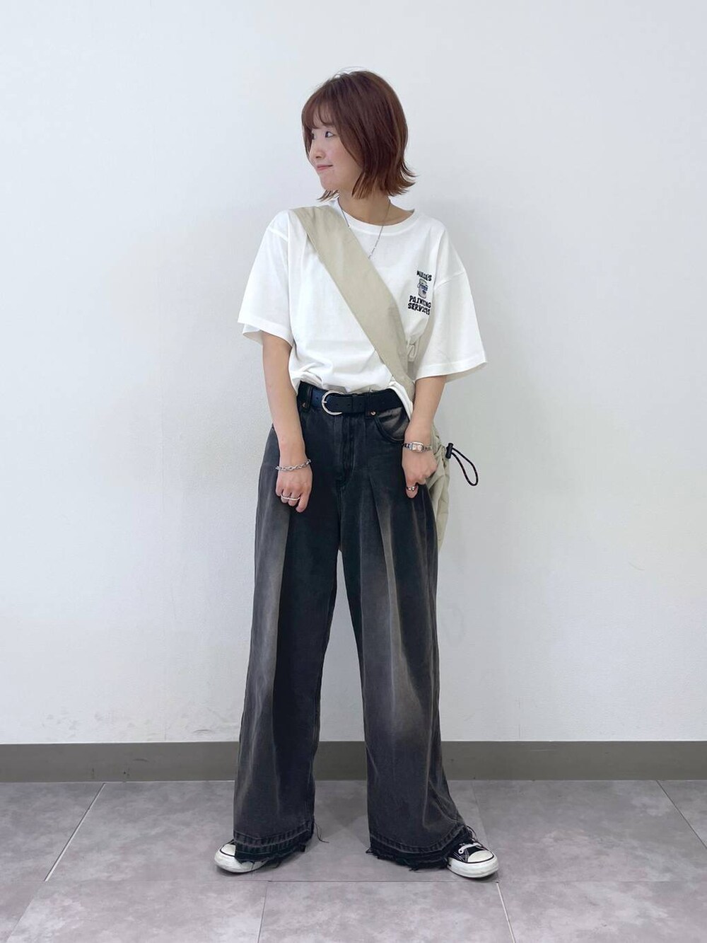 ホワイト系のショルダーバッグ、ブラック系のデニムパンツ、ホワイト系のTシャツ/カットソーを着用したレディースの夏コーディネートの4枚目の写真