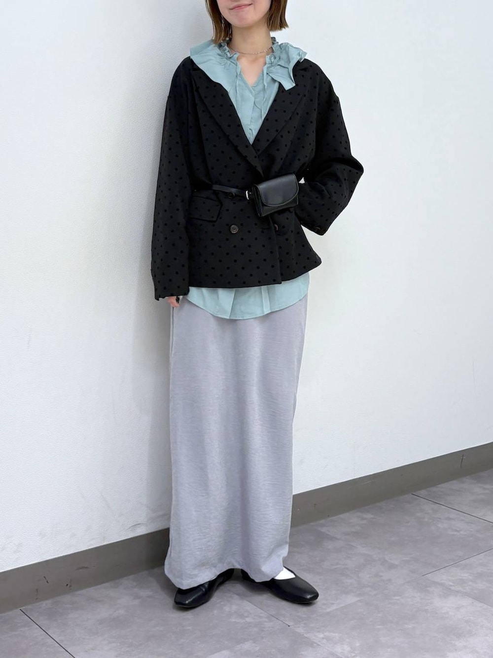 ブラック系のパンプス、その他のテーラードジャケット、グリーン系のシャツ/ブラウスを着用したレディースの春コーディネートの2枚目の写真