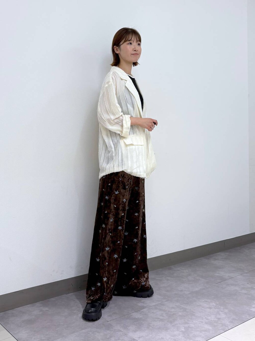 ブラック系のローファー、ホワイト系のテーラードジャケット、ブラウン系のスウェットパンツを着用したレディースの夏コーディネートの5枚目の写真