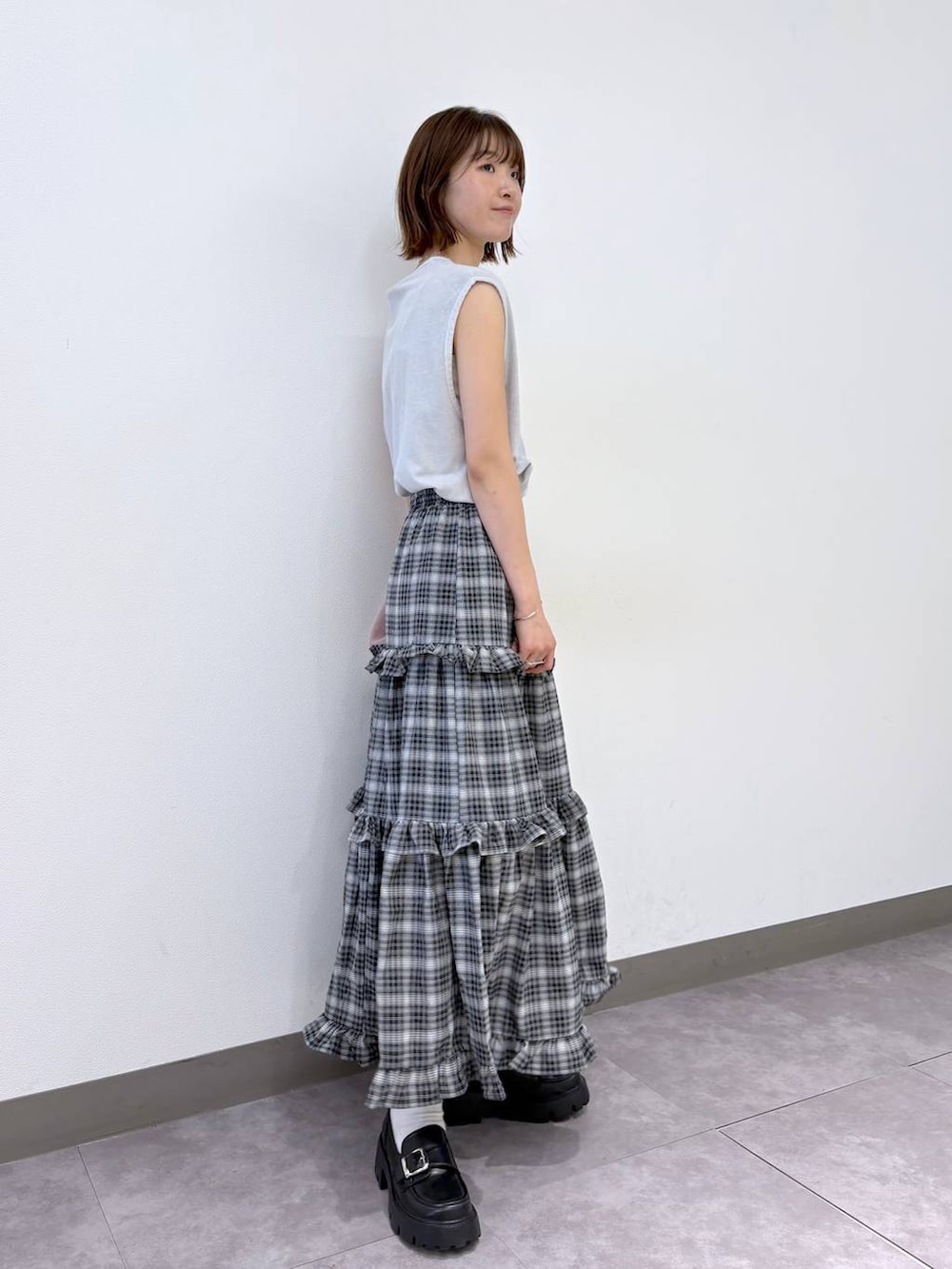 ピンク系のシャツ/ブラウス、ブラック系のスカート、グレー系のTシャツ/カットソーを着用したレディースの夏コーディネートの4枚目の写真