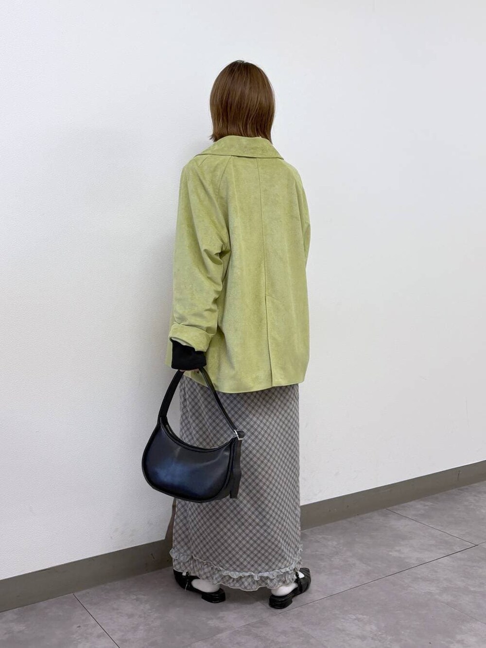 ブラック系のカーディガン/ボレロ、ブラック系のショルダーバッグ、グリーン系のブルゾンを着用したレディースの春コーディネートの4枚目の写真