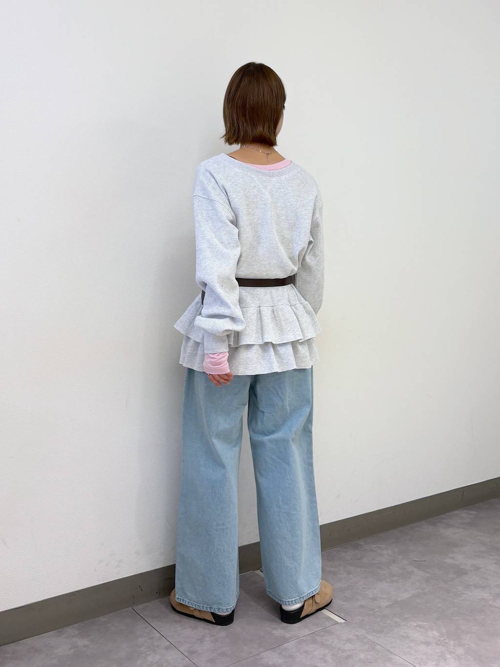 ブルー系のデニムパンツ、グレー系のスウェット、ピンク系のTシャツ/カットソーを着用したレディースの冬コーディネートの4枚目の写真