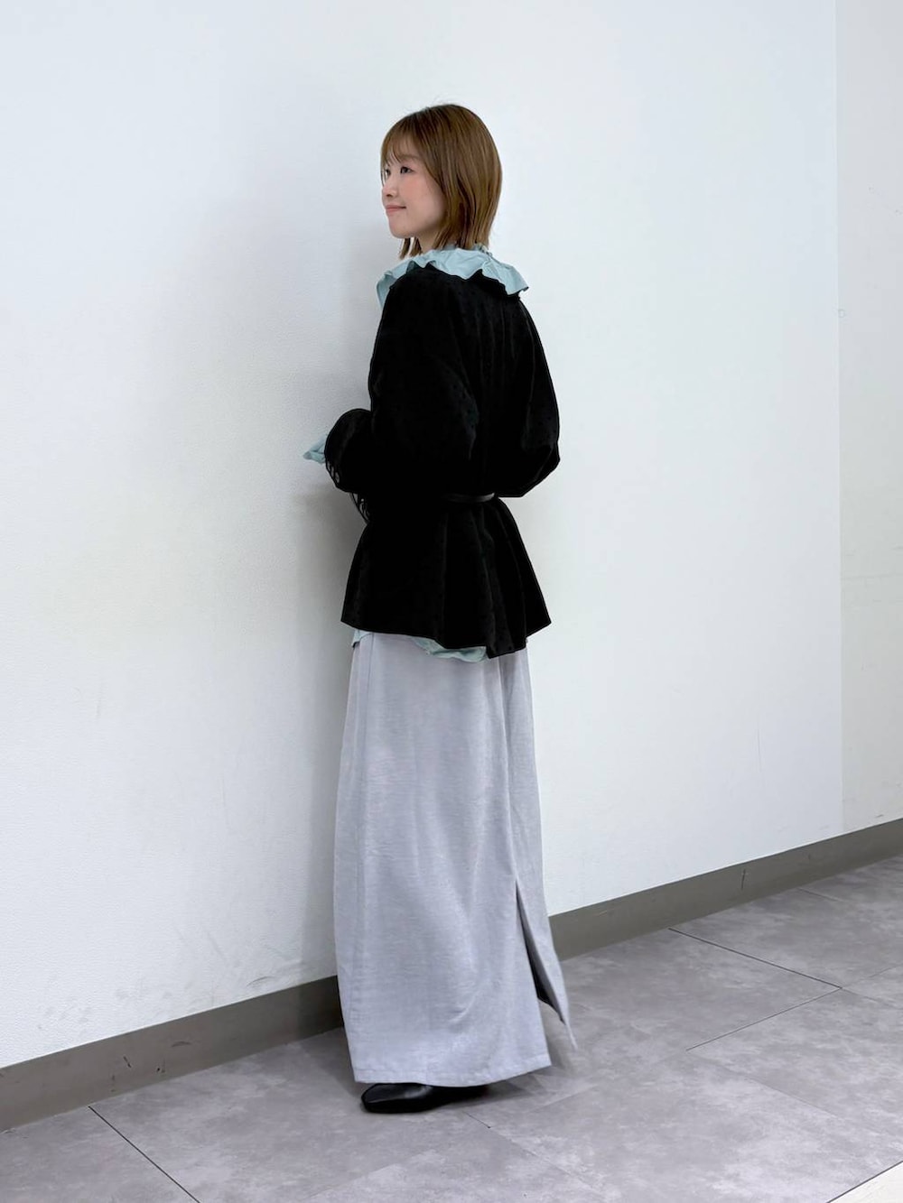 ブラック系のパンプス、その他のテーラードジャケット、グリーン系のシャツ/ブラウスを着用したレディースの春コーディネートの3枚目の写真