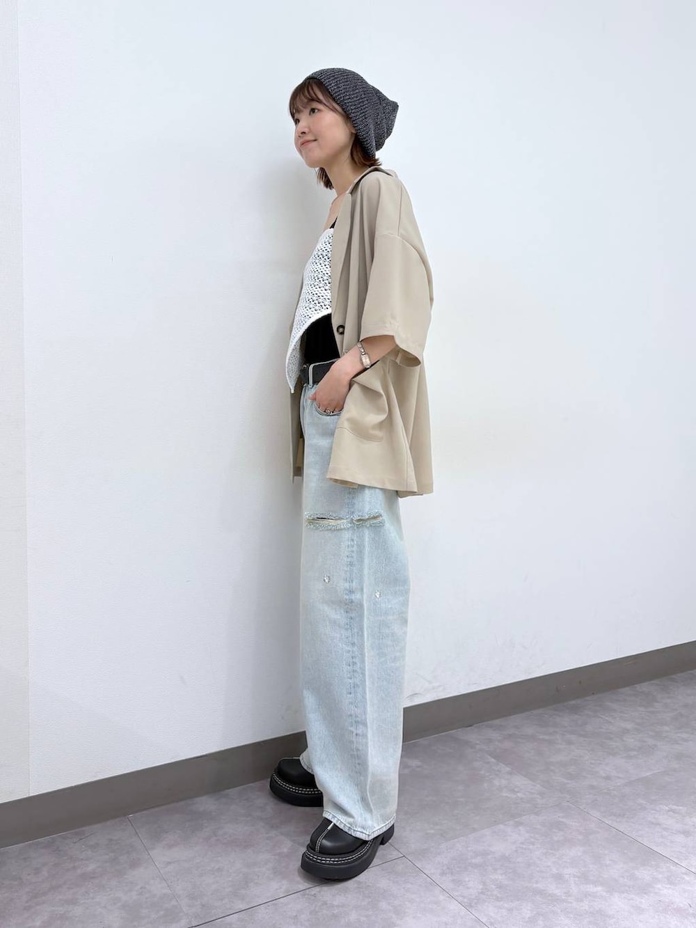 ブラック系のローファー、ブルー系のデニムパンツ、ベージュ系のテーラードジャケットを着用したレディースの春コーディネートの3枚目の写真