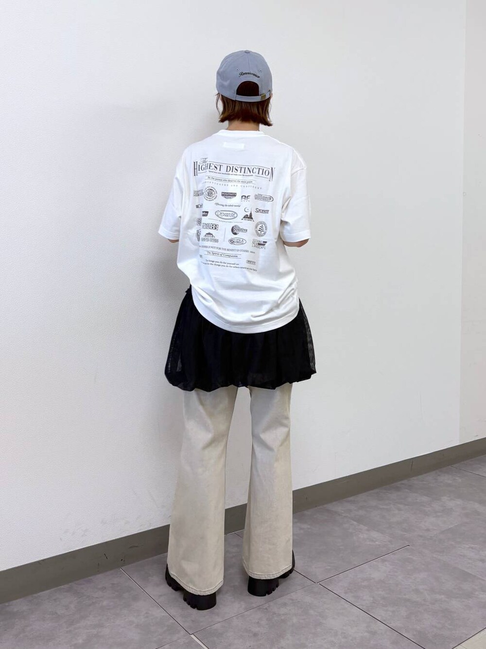 その他のローファー、ホワイト系のデニムパンツ、ブラック系のスカートを着用したレディースの夏コーディネートの4枚目の写真