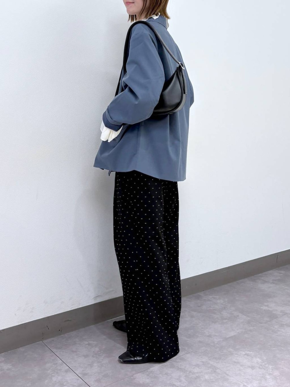 ブルー系のテーラードジャケット、ブラック系のスラックス、ホワイト系のシャツ/ブラウスを着用したレディースの冬コーディネートの3枚目の写真