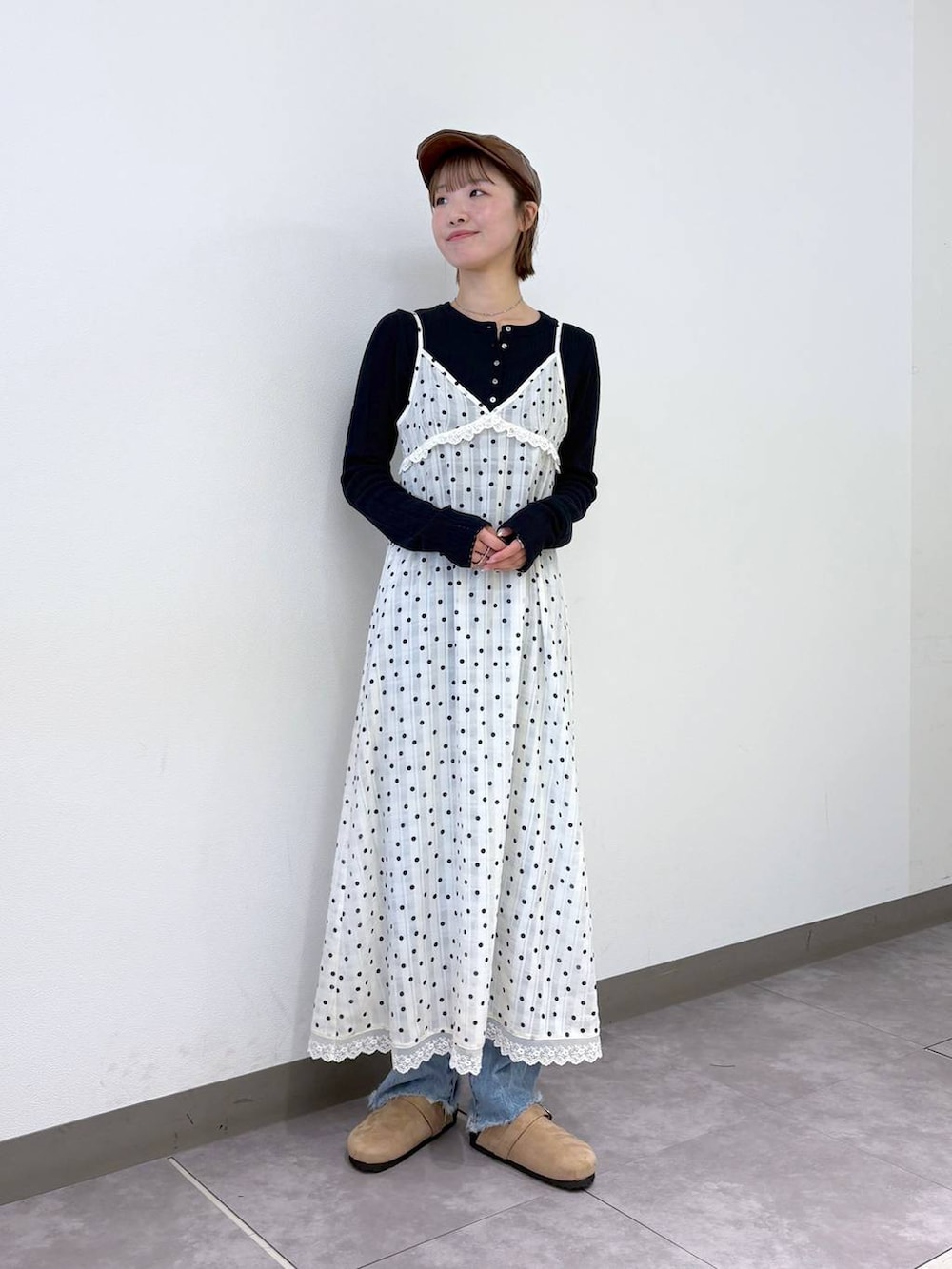 ホワイト系のワンピース、ブルー系のニット/セーター、ベージュ系のモカシン/デッキシューズを着用したレディースの冬コーディネートの5枚目の写真