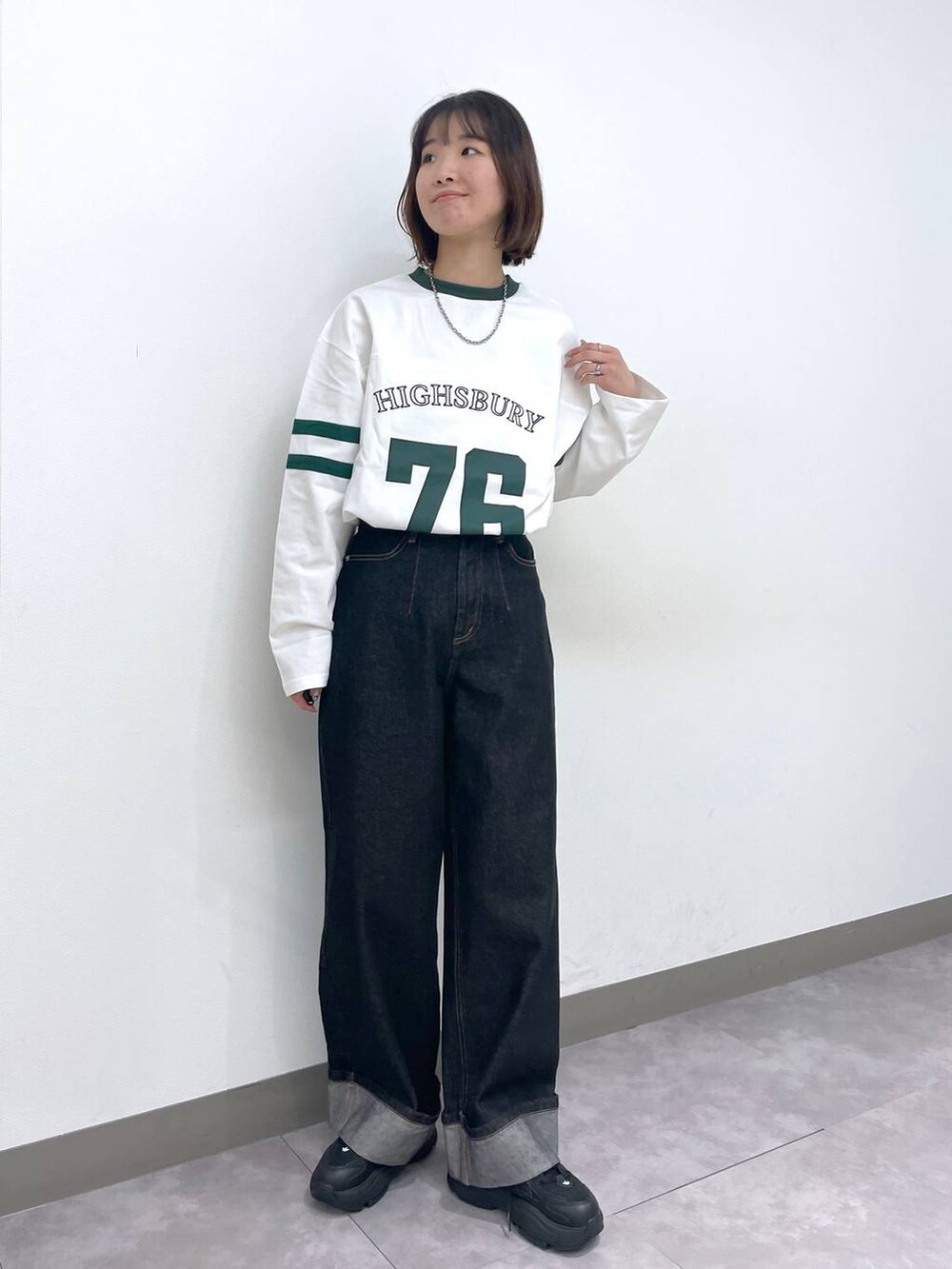 ホワイト系のTシャツ/カットソー、ブラック系のデニムパンツ、ブラック系のスニーカーを着用したレディースの春コーディネートの2枚目の写真