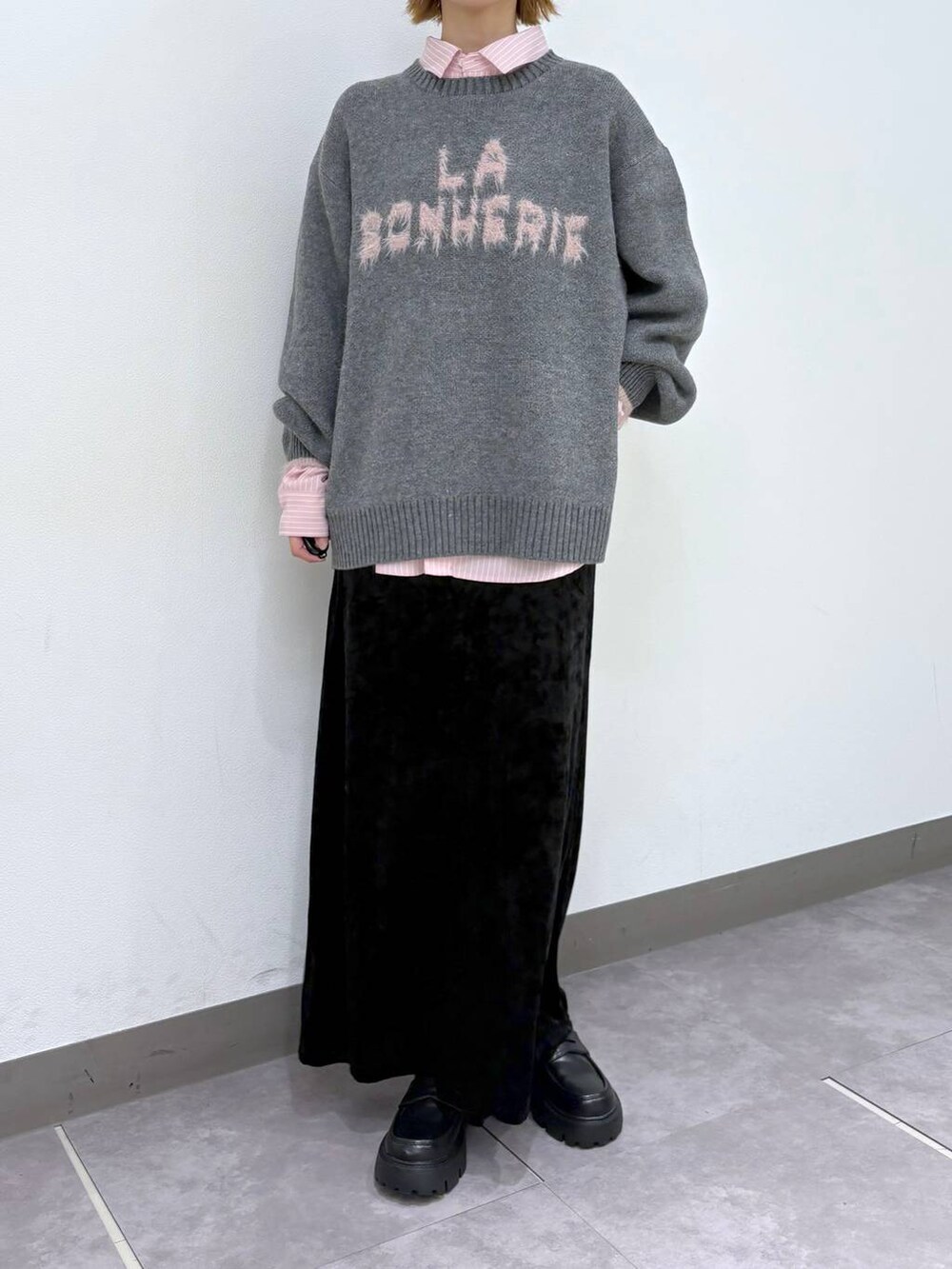 ブラック系のローファー、グレー系のニット/セーター、その他のシャツ/ブラウスを着用したレディースの秋コーディネートの6枚目の写真