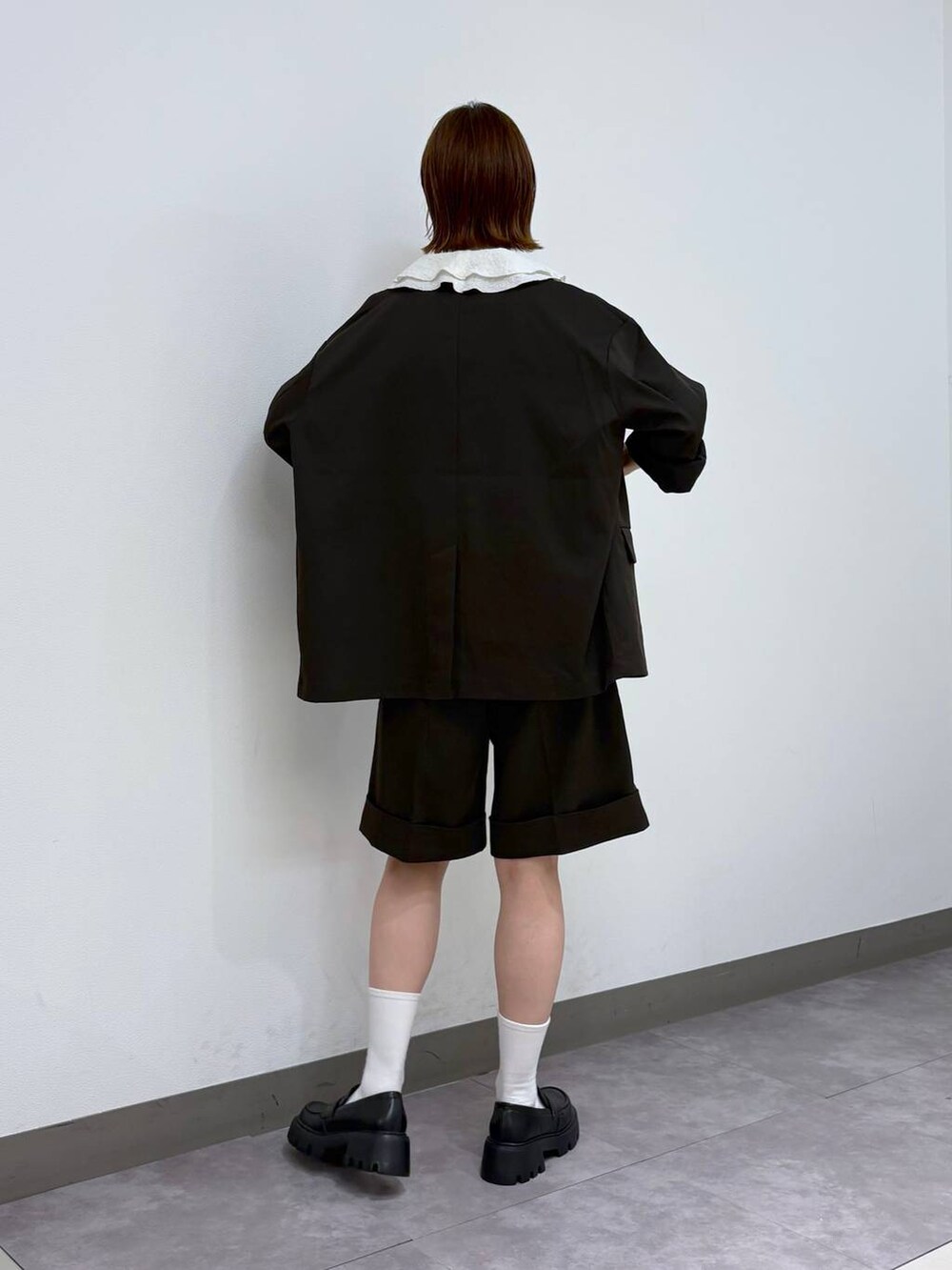 ブラック系のローファー、ホワイト系のシャツ/ブラウス、ブラウン系のスラックスを着用したレディースの夏コーディネートの4枚目の写真