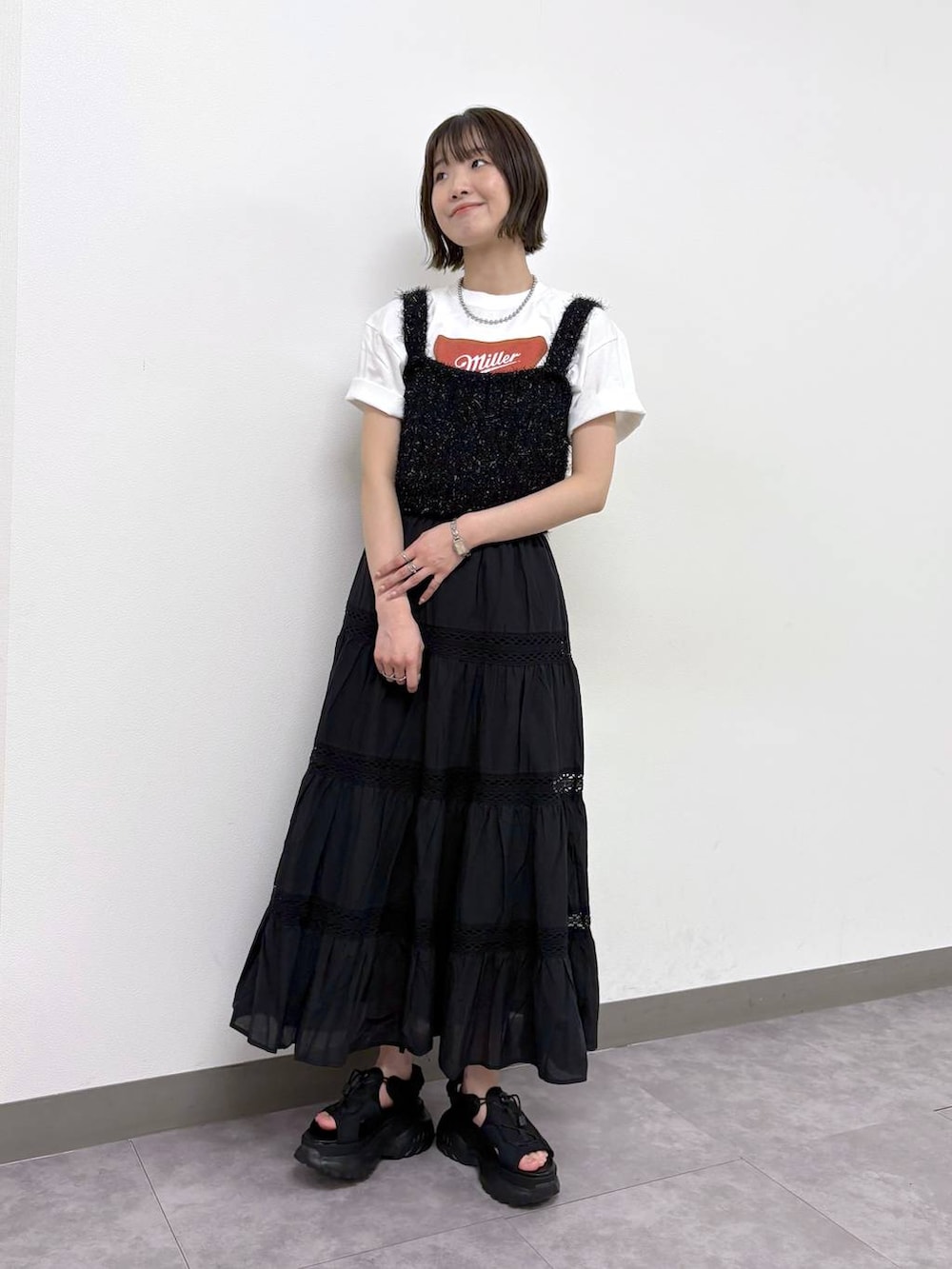 「ベーシック/シンプル、カジュアル、着痩せ・細見え、骨格ウェーブ、高身長、RAGEBLUE、大人カジュアル、Tシャツ、ビスチェ、レイヤードスタイル、キラキラアイテム、モノトーン、スカート、ロングスカート、ガーリー」｜「RAGEBLUEのボリュームソールサンダル（サンダル、ブラック系）」を使った、nanamiさん（レディース・164cm）の夏コーディネートの2枚目の写真