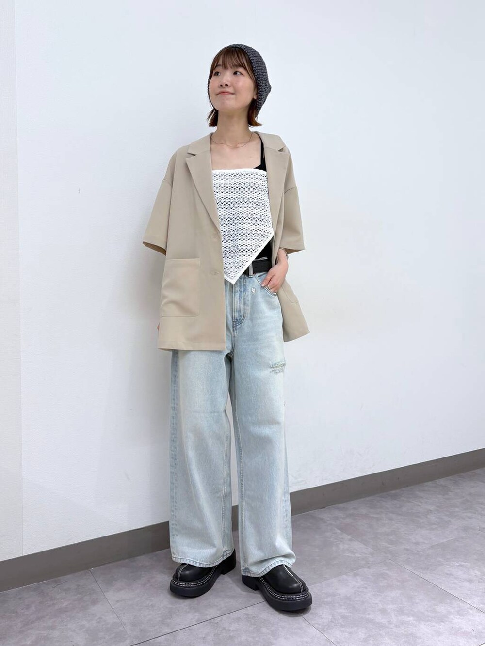 ブラック系のローファー、ブルー系のデニムパンツ、ベージュ系のテーラードジャケットを着用したレディースの春コーディネートの2枚目の写真