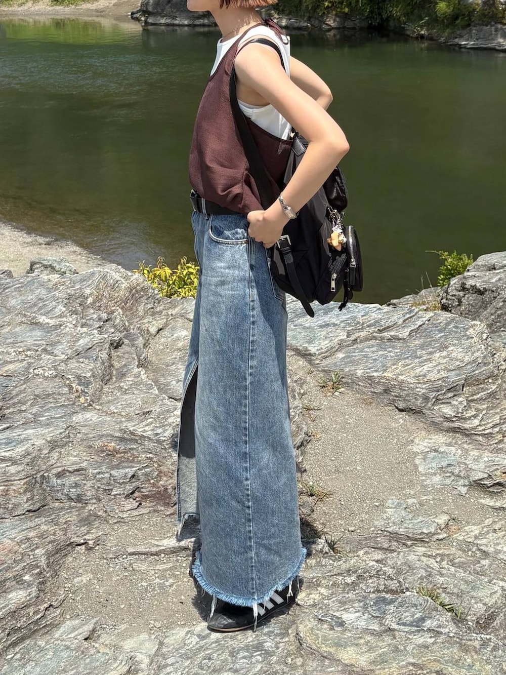 ブラック系のバックパック/リュック、ブラック系のTシャツ/カットソーを着用したレディースの夏コーディネートの3枚目の写真