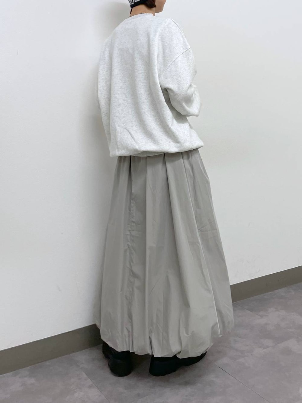 ブラック系のローファー、グレー系のスカート、ホワイト系のスウェットを着用したレディースの冬コーディネートの3枚目の写真