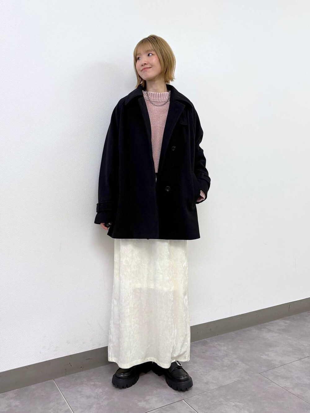 ピンク系のニット/セーター、その他のローファー、ブラック系のブルゾンを着用したレディースの冬コーディネートの5枚目の写真