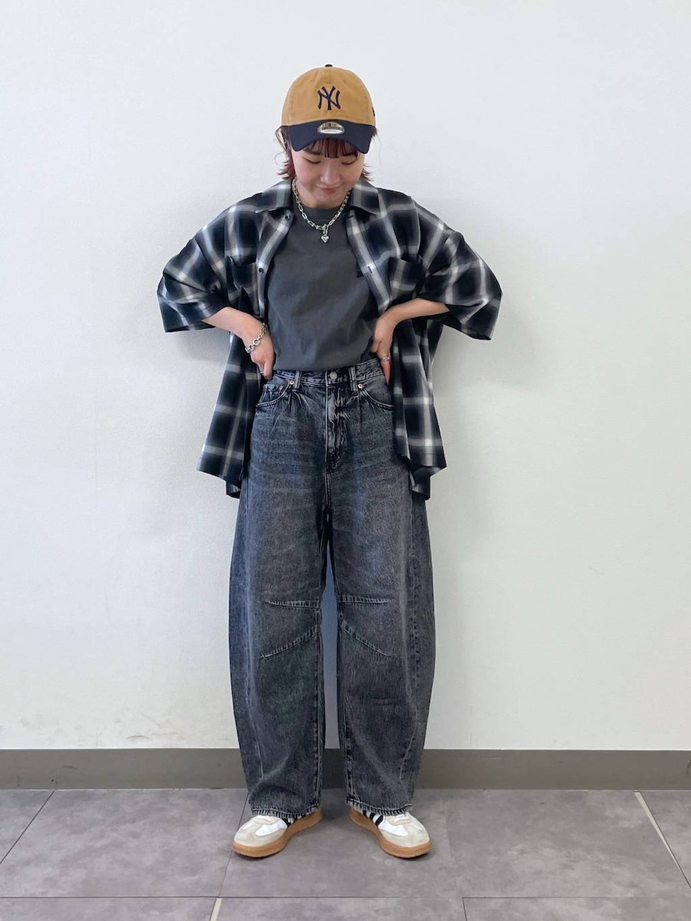 グレー系のデニムパンツ、ブラック系のTシャツ/カットソー、ブラック系のシャツ/ブラウスを着用したレディースの夏コーディネートの4枚目の写真