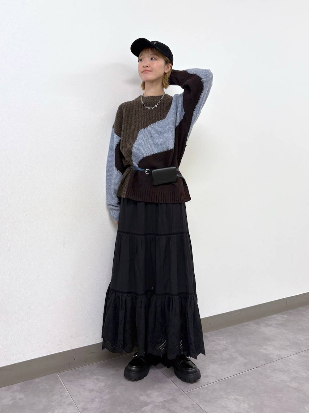 その他のローファー、ブラック系のスカート、ブラウン系のニット/セーターを着用したレディースの冬コーディネートの2枚目の写真