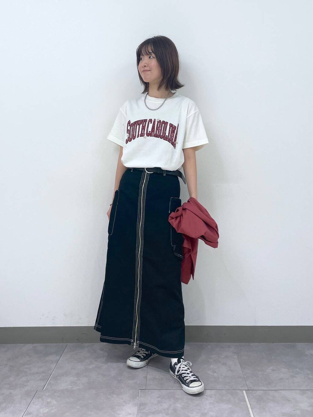 ブラック系のデニムスカート、ホワイト系のTシャツ/カットソー、レッド系のシャツ/ブラウスを着用したレディースの夏コーディネートの4枚目の写真