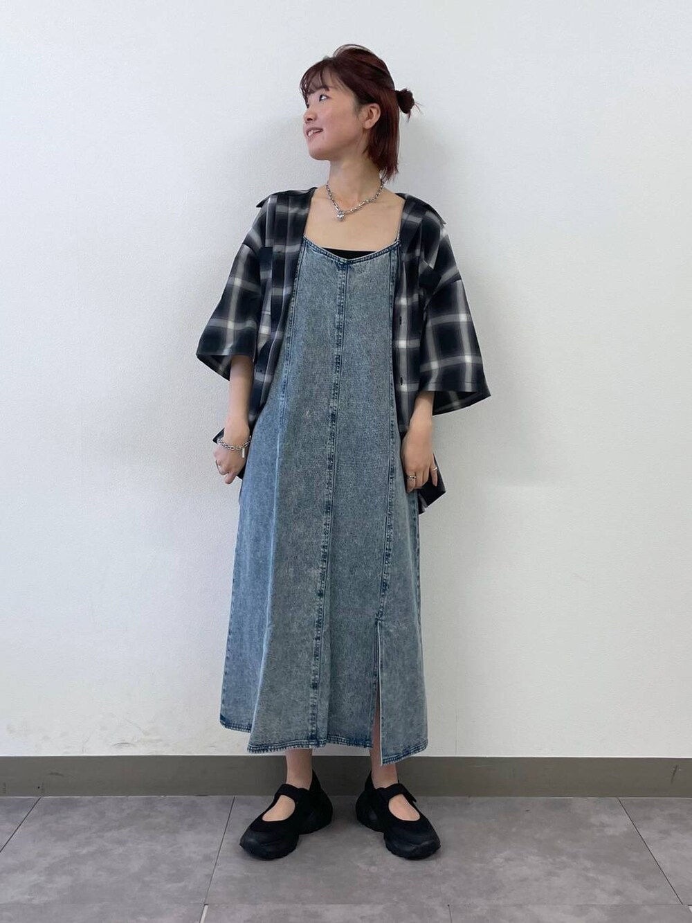 ブラック系のスニーカー、ブルー系のワンピース、シルバー系のブレスレットを着用したレディースの夏コーディネートの6枚目の写真