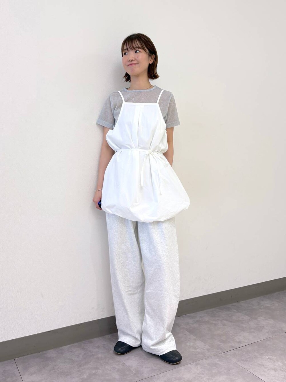 グレー系のTシャツ/カットソー、グレー系のスウェットパンツ、ホワイト系のワンピースを着用したレディースの夏コーディネートの5枚目の写真