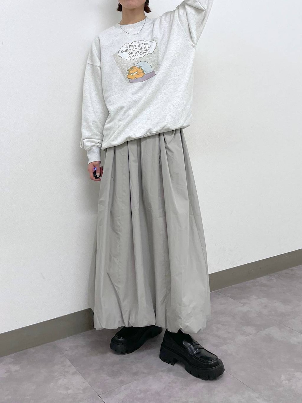 ブラック系のローファー、グレー系のスカート、ホワイト系のスウェットを着用したレディースの冬コーディネートの4枚目の写真