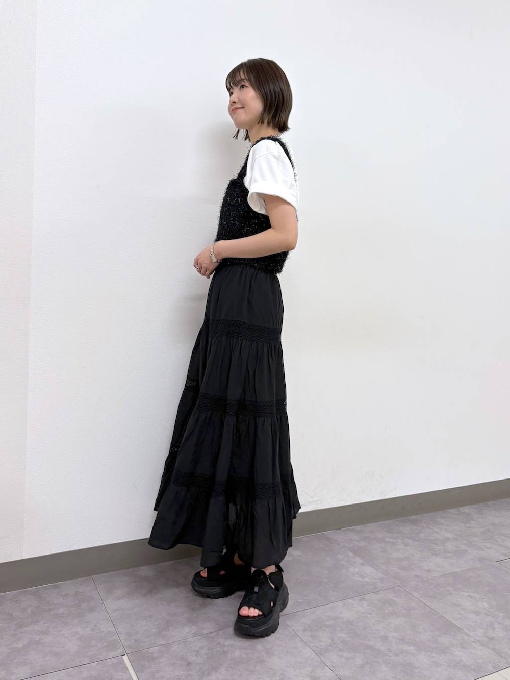 「ベーシック/シンプル、カジュアル、着痩せ・細見え、骨格ウェーブ、高身長、RAGEBLUE、大人カジュアル、Tシャツ、ビスチェ、レイヤードスタイル、キラキラアイテム、モノトーン、スカート、ロングスカート、ガーリー」｜「RAGEBLUEのボリュームソールサンダル（サンダル、ブラック系）」を使った、nanamiさん（レディース・164cm）の夏コーディネートの3枚目の写真