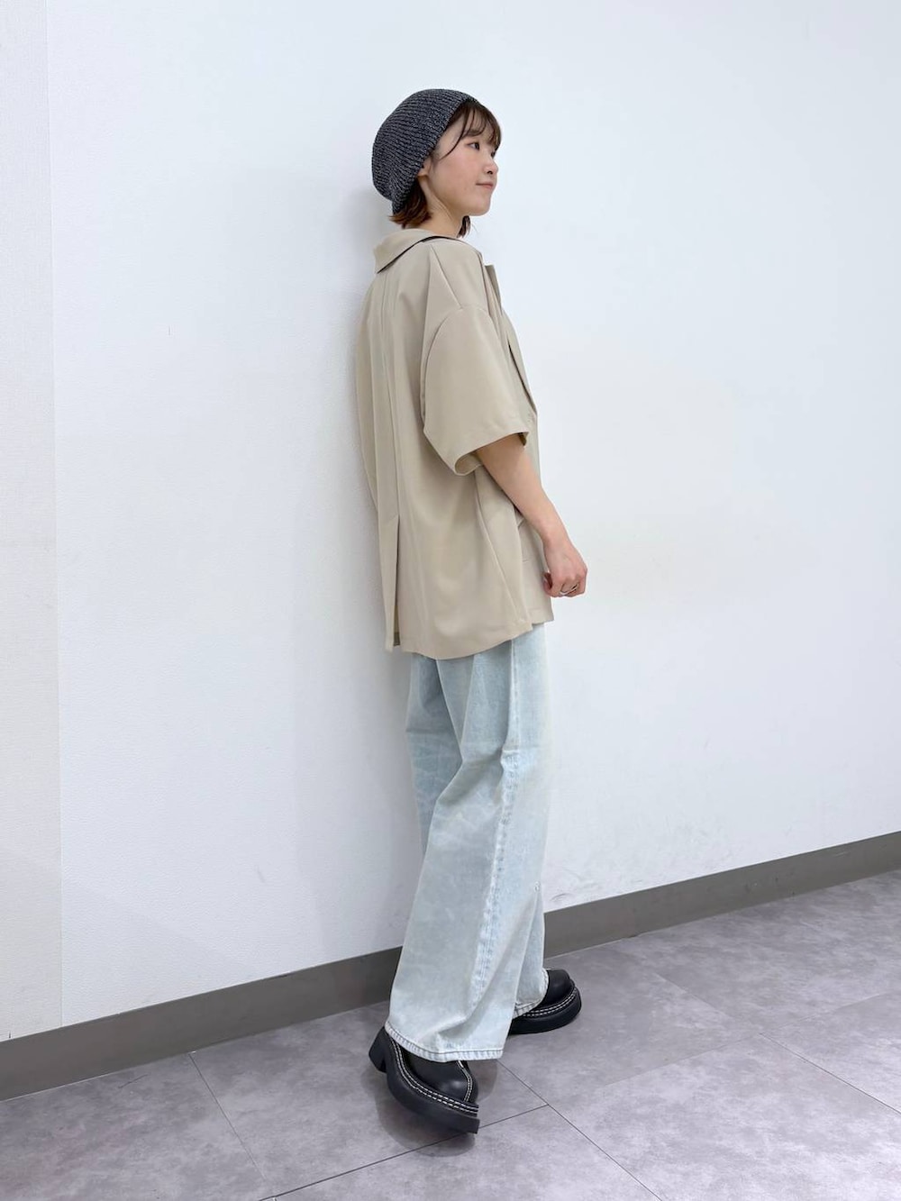 ブラック系のローファー、ブルー系のデニムパンツ、ベージュ系のテーラードジャケットを着用したレディースの春コーディネートの6枚目の写真