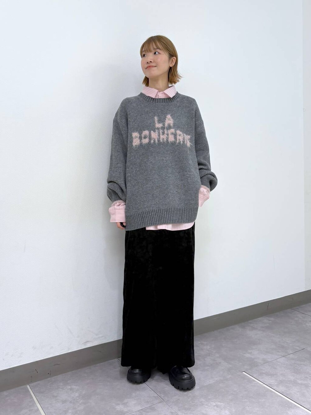 ブラック系のローファー、グレー系のニット/セーター、その他のシャツ/ブラウスを着用したレディースの秋コーディネートの2枚目の写真