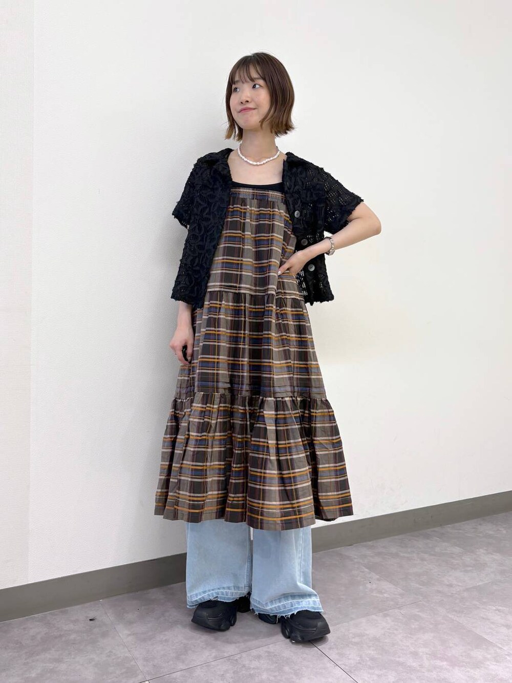 ブラック系のサンダル、ブルー系のデニムパンツ、ブラック系のシャツ/ブラウスを着用したレディースの夏コーディネートの5枚目の写真