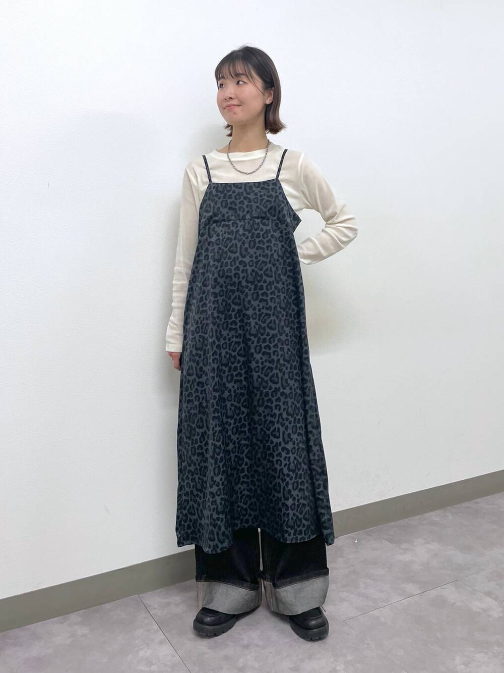 ホワイト系のキャミソール、ホワイト系のTシャツ/カットソー、ブラック系のデニムパンツを着用したレディースの冬コーディネートの5枚目の写真