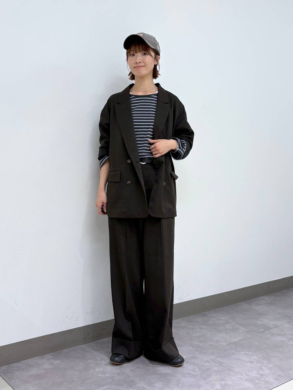 グレー系のTシャツ/カットソー、ブラウン系のスラックス、ブラウン系のテーラードジャケットを着用したレディースの夏コーディネートの6枚目の写真