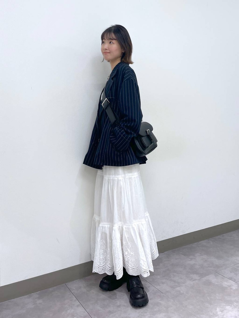 ブラック系のローファー、ブルー系のテーラードジャケット、ホワイト系のTシャツ/カットソーを着用したレディースの冬コーディネートの3枚目の写真