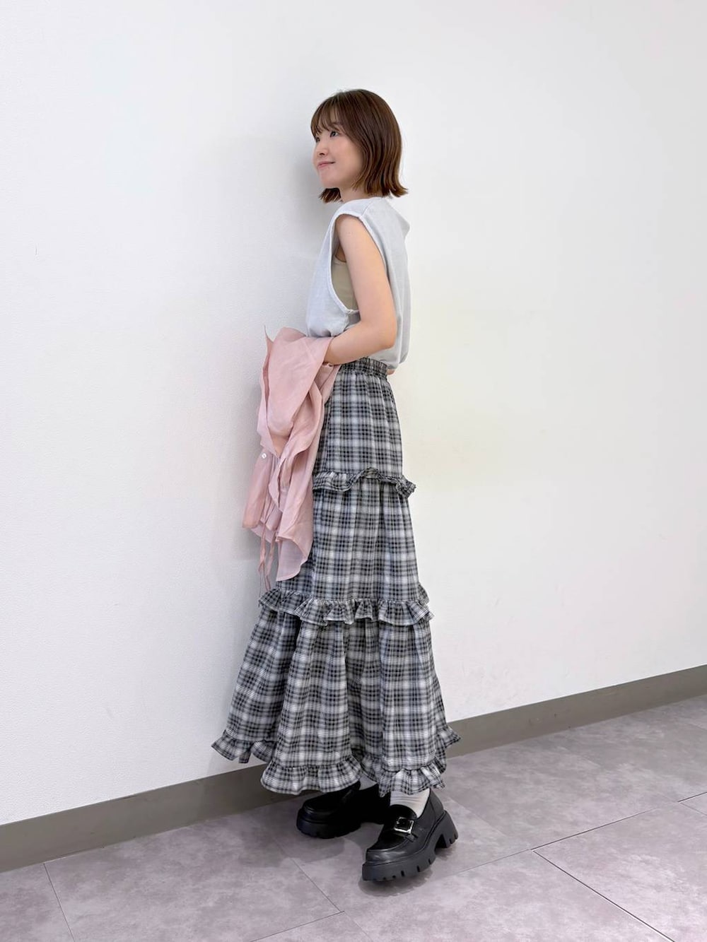 ピンク系のシャツ/ブラウス、ブラック系のスカート、グレー系のTシャツ/カットソーを着用したレディースの夏コーディネートの2枚目の写真