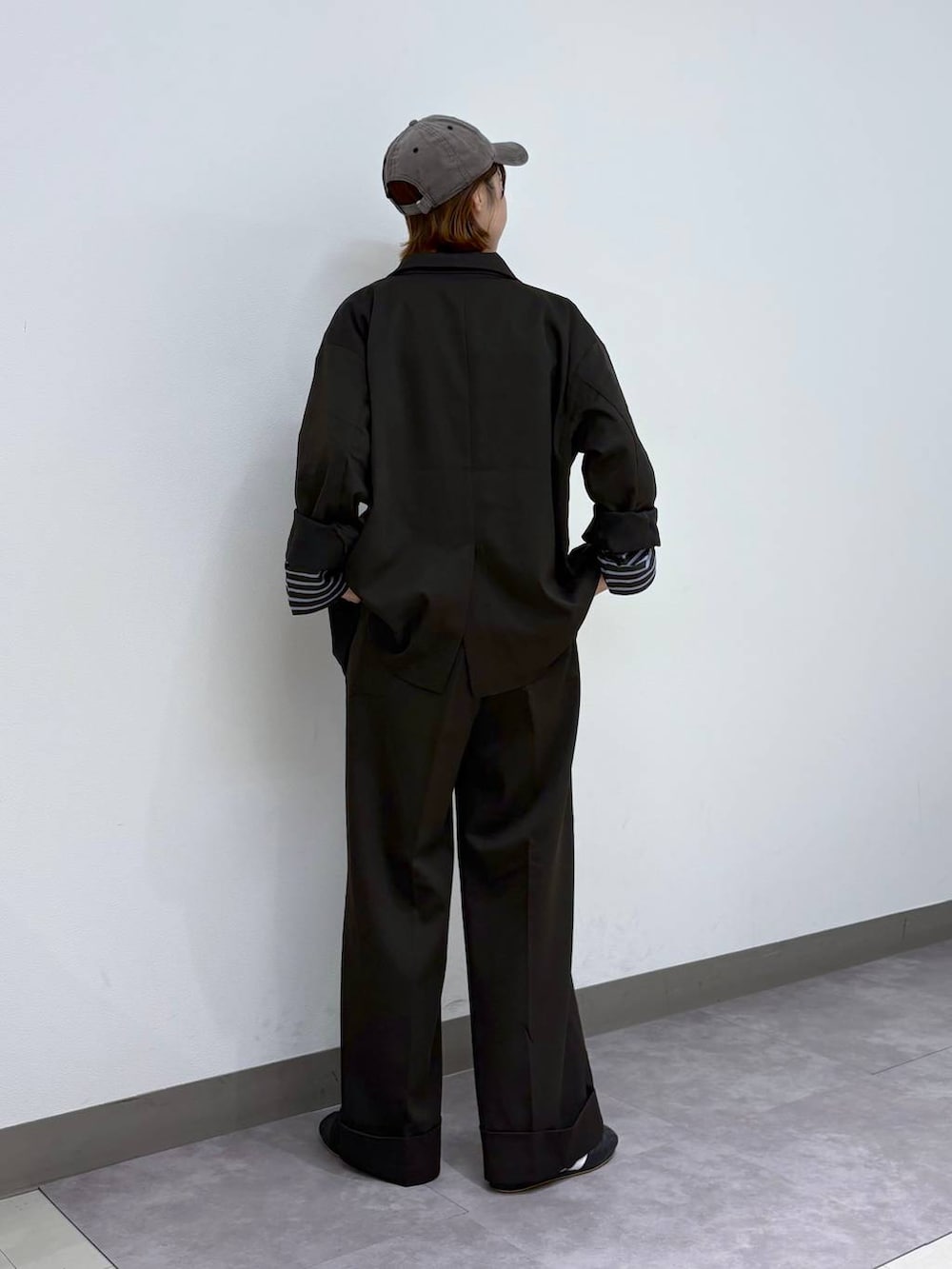 グレー系のTシャツ/カットソー、ブラウン系のスラックス、ブラウン系のテーラードジャケットを着用したレディースの夏コーディネートの4枚目の写真