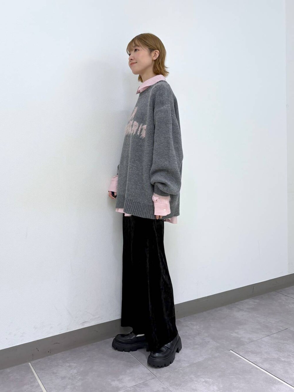 ブラック系のローファー、グレー系のニット/セーター、その他のシャツ/ブラウスを着用したレディースの秋コーディネートの3枚目の写真