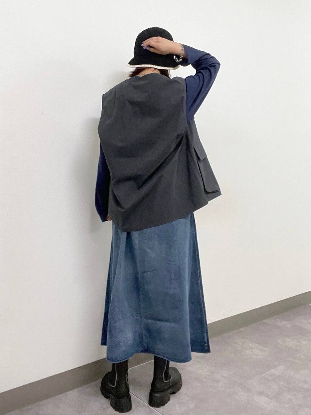 ブラック系のベスト、ブルー系のTシャツ/カットソー、ブルー系のワンピースを着用したレディースの夏コーディネートの4枚目の写真