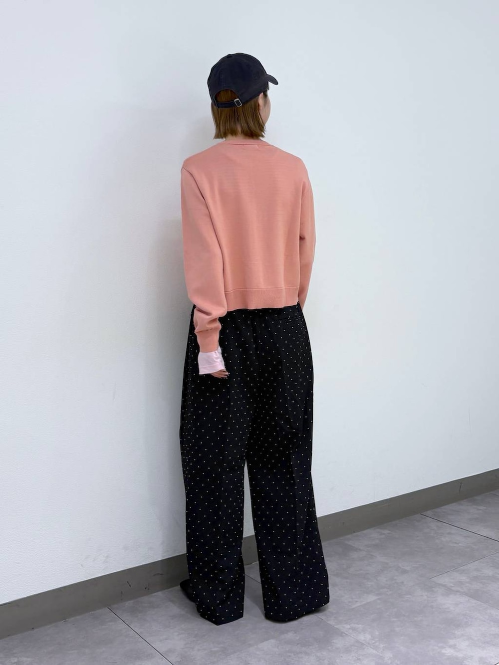 ブラック系のパンプス、ブラック系のボディバッグ/ウエストポーチ、ブラック系のスラックスを着用したレディースの春コーディネートの4枚目の写真