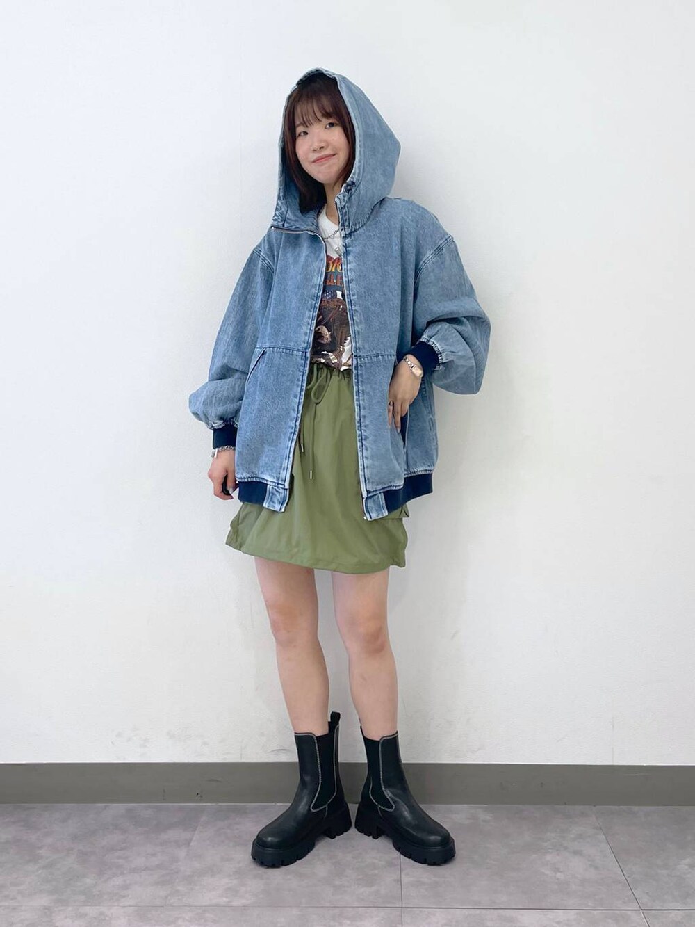 ブルー系のブルゾン、グリーン系のスカート、その他のTシャツ/カットソーを着用したレディースの夏コーディネートの7枚目の写真