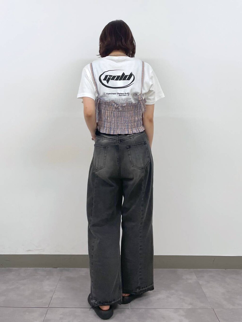 ホワイト系のTシャツ/カットソー、ブルー系のシャツ/ブラウス、ブラック系のデニムパンツを着用したレディースの夏コーディネートの3枚目の写真