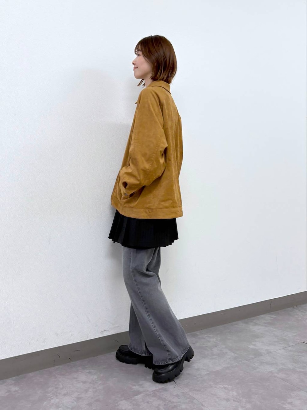 その他のローファー、グレー系のデニムパンツ、ブラウン系のブルゾンを着用したレディースの秋コーディネートの4枚目の写真