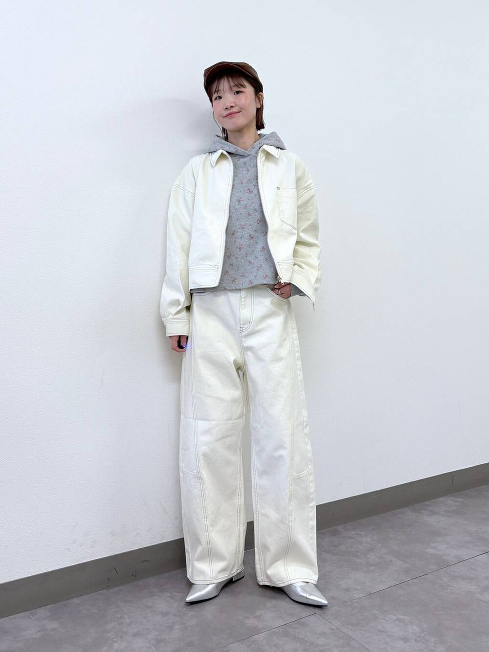 シルバー系のパンプス、ホワイト系のデニムジャケット、ホワイト系のデニムパンツを着用したレディースの冬コーディネートの4枚目の写真