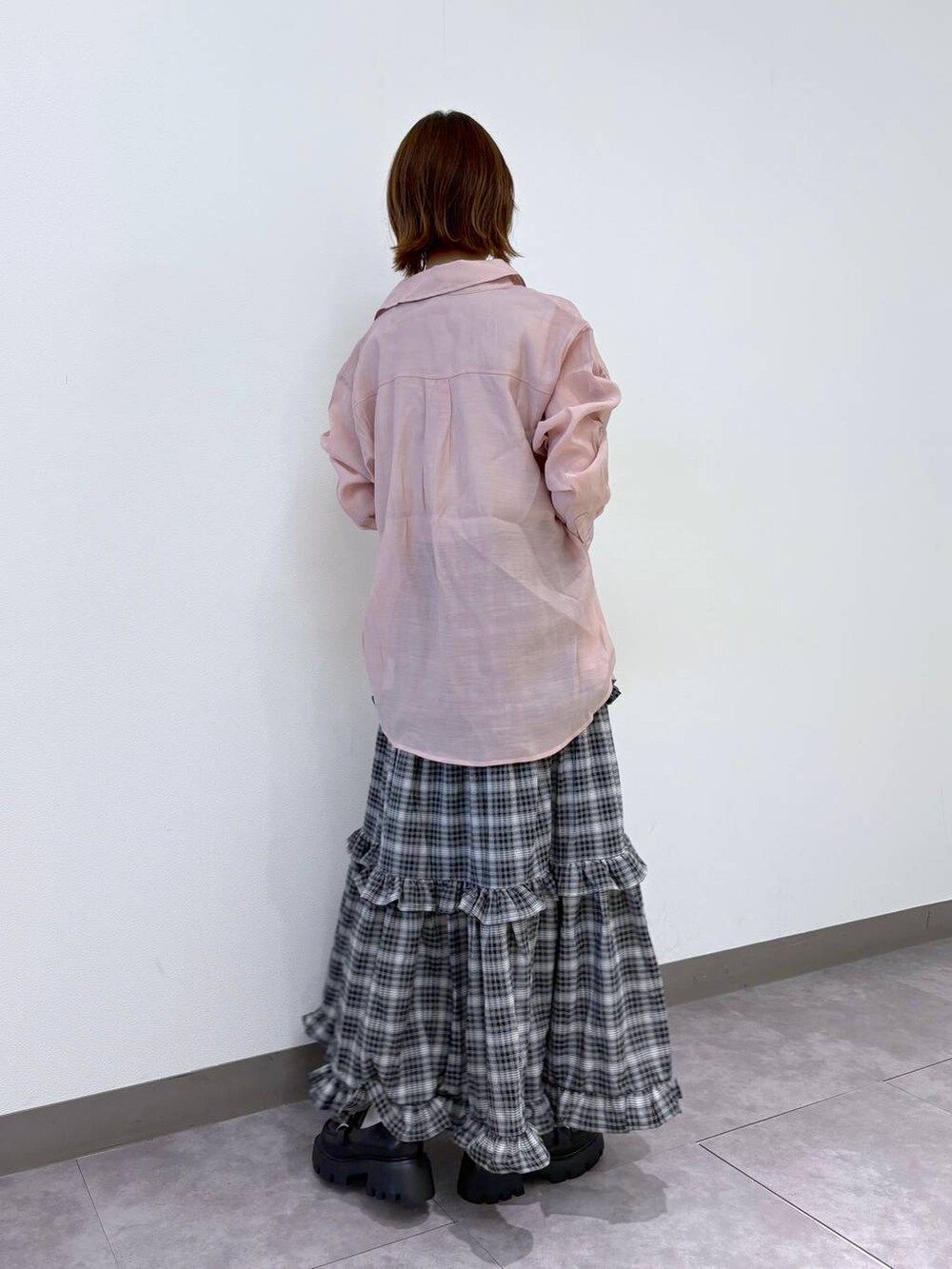 ピンク系のシャツ/ブラウス、ブラック系のスカート、グレー系のTシャツ/カットソーを着用したレディースの夏コーディネートの6枚目の写真