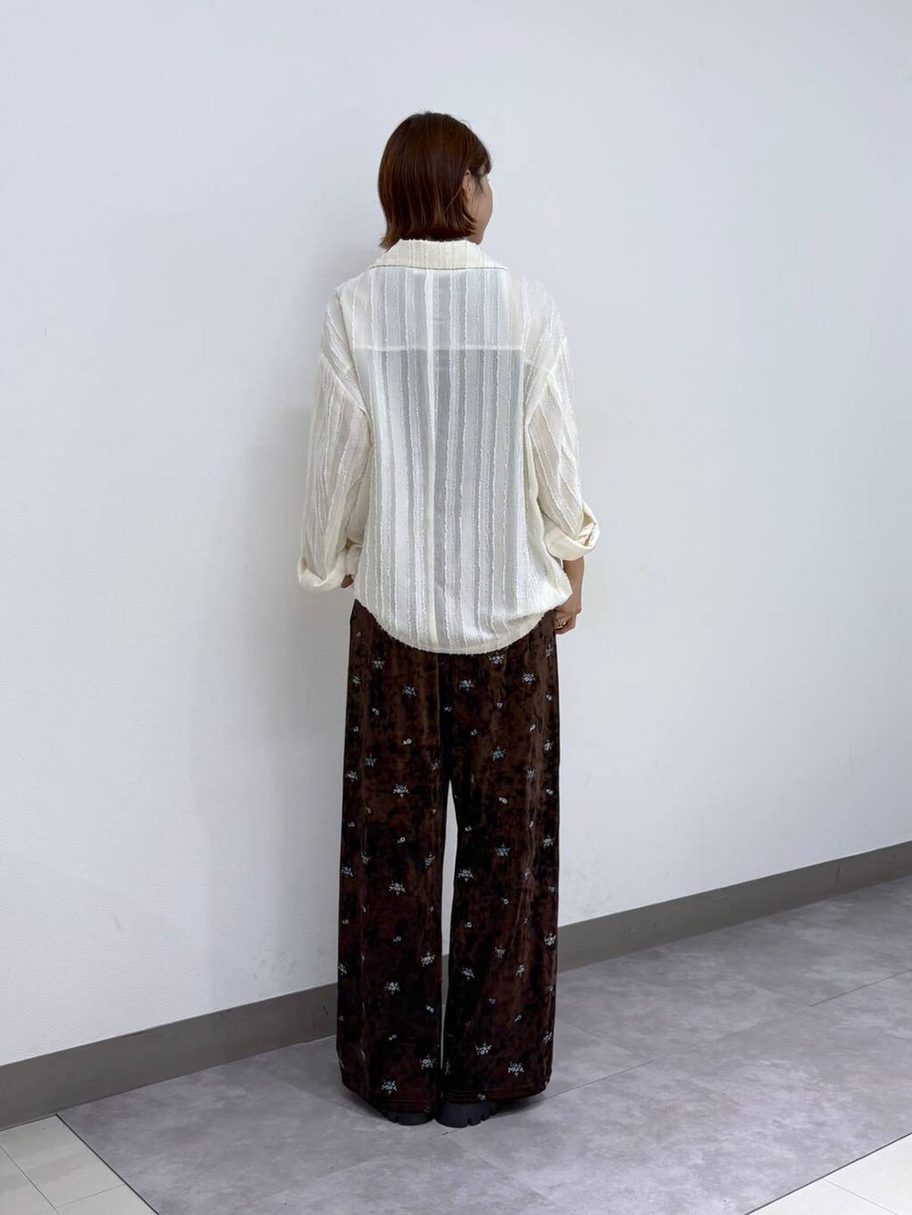 ブラック系のローファー、ホワイト系のテーラードジャケット、ブラウン系のスウェットパンツを着用したレディースの夏コーディネートの4枚目の写真