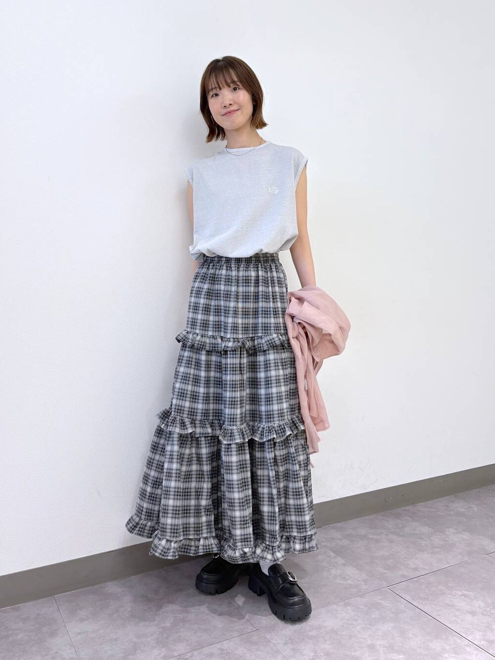 ピンク系のシャツ/ブラウス、ブラック系のスカート、グレー系のTシャツ/カットソーを着用したレディースの夏コーディネートの7枚目の写真