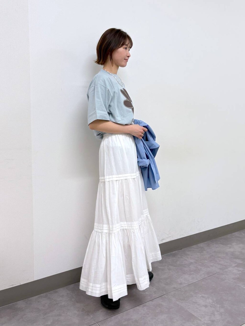 ブルー系のシャツ/ブラウス、ブルー系のTシャツ/カットソー、ホワイト系のスカートを着用したレディースの春コーディネートの2枚目の写真