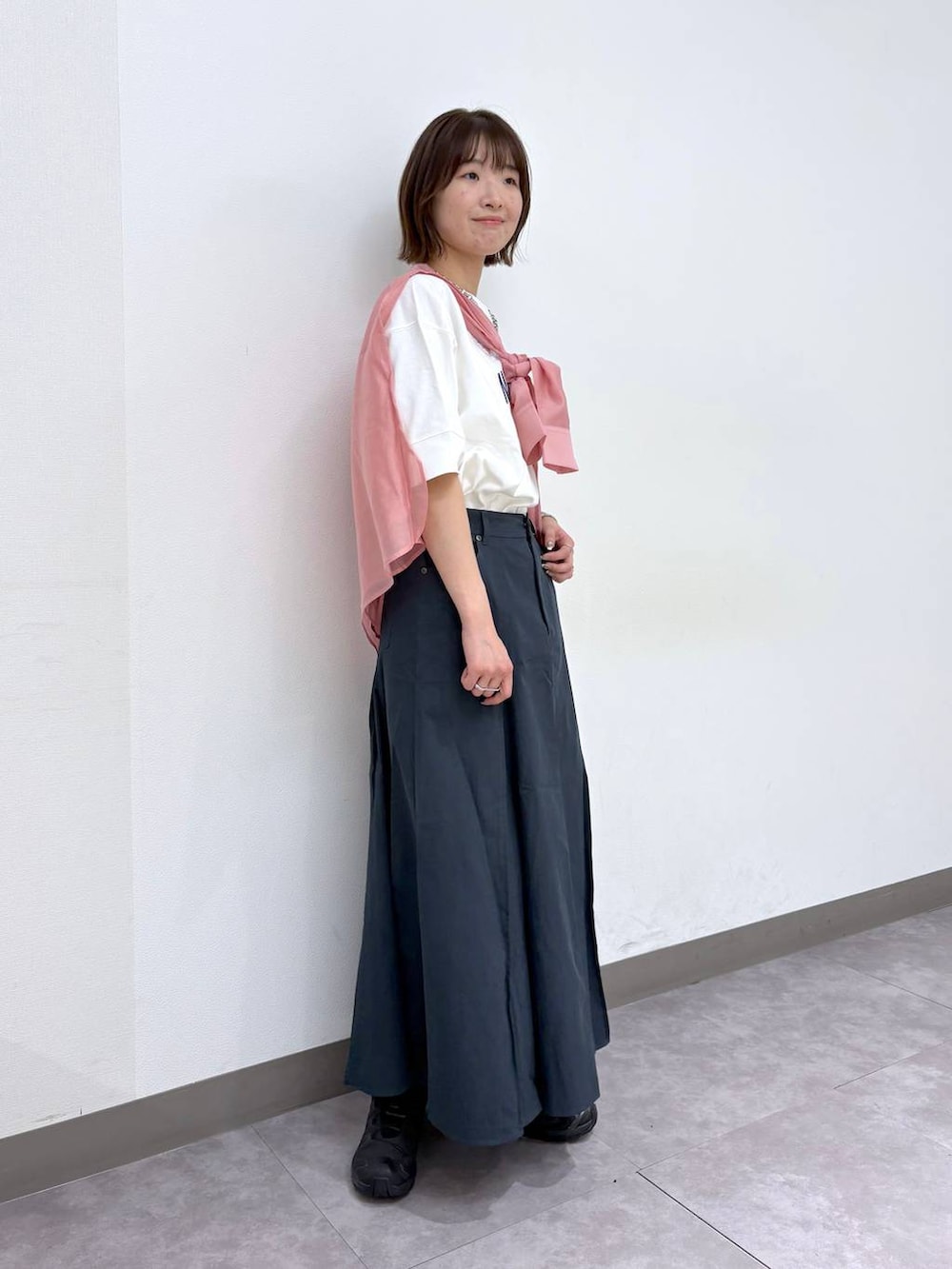 ホワイト系のTシャツ/カットソー、ブラック系のスニーカー、ブルー系のスカートを着用したレディースの春コーディネートの2枚目の写真