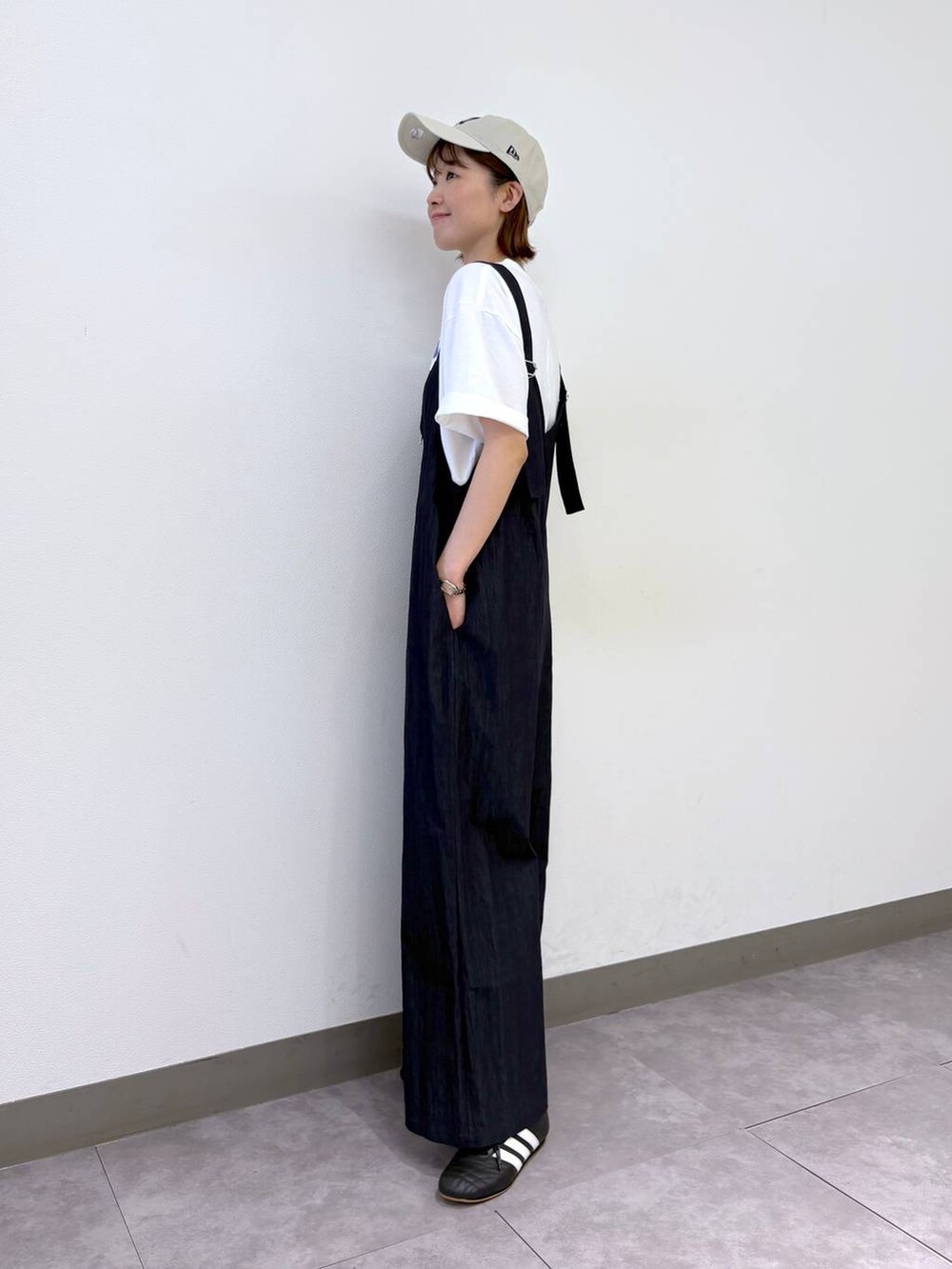 その他のTシャツ/カットソー、ブルー系のサロペット/オーバーオール、その他のキャップを着用したレディースの夏コーディネートの3枚目の写真